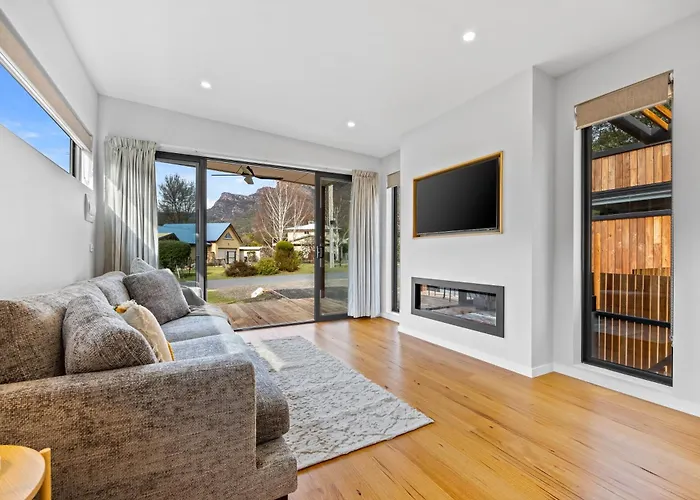 Small Scale Stays - Couples Retreats